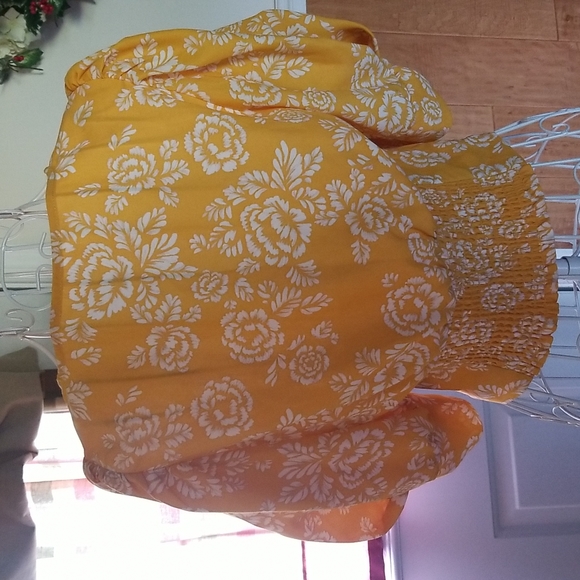 FRESH AND FLORAL❣️Adorable yellow and white floral crop style top - Picture 5 of 8